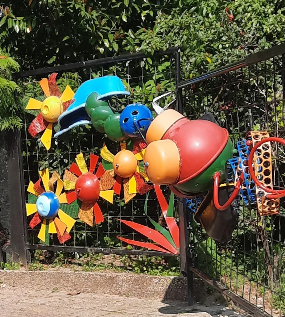 grote kleurrijke metalen bloemen