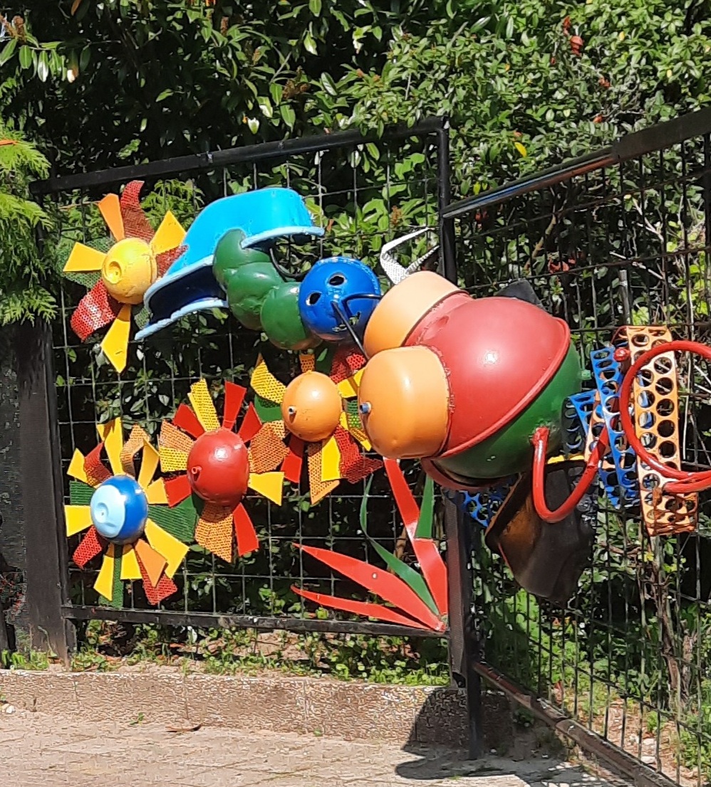 grote kleurrijke metalen bloemen